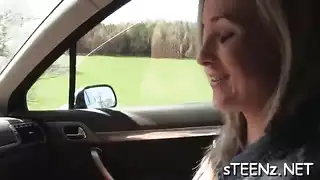 تطلب قضيبًا لحظة إغلاق باب السيارة