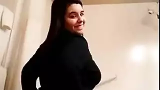 فتاة شديدة الجمال تكشف عن كسها الضيق وطيزها المستدير في عرض مغر