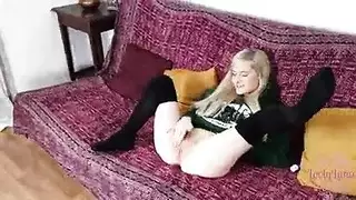 فرج الفتاة الصغيرة الضيق يحب الجماع العنيف