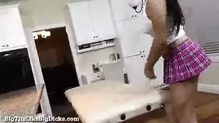 أثداء ضخمة ترتد خلال نكاح صحراوي جامح