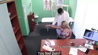 هي ترتدي سروالها الداخلي، لكنه على وشك النزول لمشهد جنسي صريح