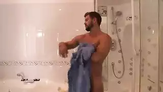 انها تأخذ دش وأنها سوف اللعنة بشدة مع امرأة سمراء جميلة