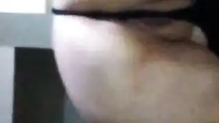 فتاة شقراء تتعامل مع قضيب ضخم في مشهد شرجي عنيف