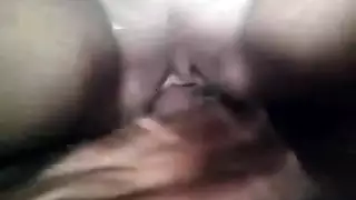جسد صغير، أثداء ضخمة: تدليك فرجي وجنس لبلوغ ذروة قوية