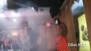 رغبة الزوجة السرية: قضيب ضخم يضخ فتحتها المبتلة