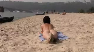 مشهد إباحي لمراهقة: أثداء كبيرة ومؤخرة مستديرة