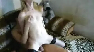 شقراء في جوارب شبكية تمارس جلسة ركوب خيل عنيفة وجنس فموي