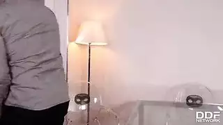 امره كبيرة مع طفل