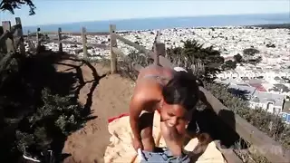 مشهد جنس جماعي في الحديقة مع ملابس داخلية من الساتان وجوارب سوداء