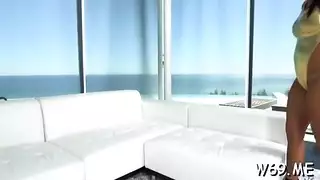 أكثر من فتاة مغرية تقبل وتلعق فخذيها الداخليتين في مشهد إباحي مثير