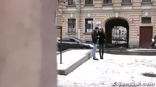 عاهرة مثيرة تفتح مهبلها لجنس جامح