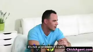 غريب غاضب مطار