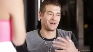 هرة صغيرة، حركات كبيرة: عرض إباحي