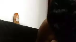 تلميذة مشاغبة تنحني على المكتب للعقاب