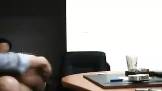 العاهرة المؤسسية تفتح ساقيها لنكاح متوحش من المدير على الطاولة