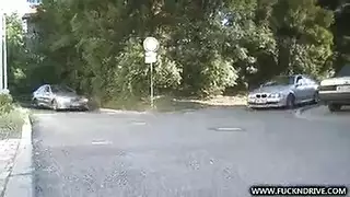 رحلة برية بمؤخرة كبيرة: جنس شرجي صريح وجنس ساخن في السيارة