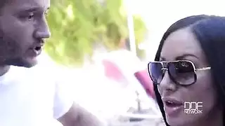 مشهد صريح في الخارج: فتاة ذات أثداء كبيرة ورجل عضلي بجانب المسبح