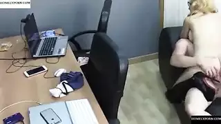 المدير يأخذ سكرتيرته الغاضبة من الخلف على المكتب