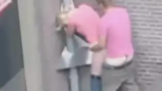 تم تصويره: ممارسة الجنس في الخارج في المدينة