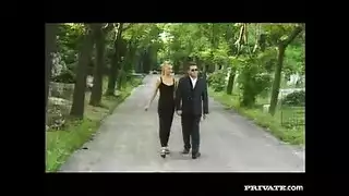 السكرتيرة تبتلع المني بعد أن تم تدمير فرجها