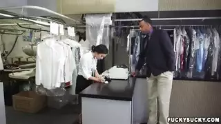 ضعف الزب الأسود الكبير: فتاة آسيوية تُحشى في كسها وطيزها الضيقين