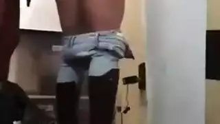 جلسة شرجية قاسية: شاب عربي يهيمن على طيزها الضيقة