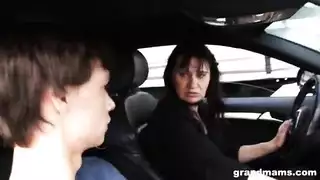 الجدة في شارع عام