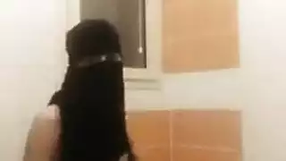 إثارة محجبات: هذه البنات المحجبات تحب الجنس الشرجي العنيف