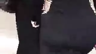 محجبات عاهرات تمارس العري في الشارع مع مداعبة صريحة