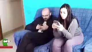 نيك قوي على الأريكة: زوجان يمارسان الجنس بوضعيات إباحية متعددة