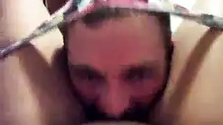 فعل ثدي صريح: فتى يلتهم ثدييها الكبيرين