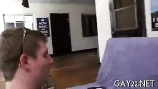 سحاقيات شابات يمارسن المقص مع كساتهن البيضاء الضيقة