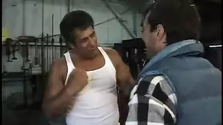 حصان صغير يقذف النساء بقوة في فيديو إباحي حيواني صريح