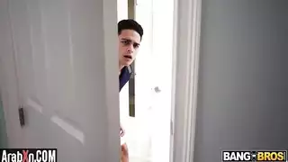 الام تعاقب صديق ابنها بالنيك عنيف مترجم