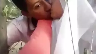 فتاة مغربية مثير تنال عبادة شفاهها وجسدها من رجلها