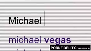 العاهرة المؤسسية جيسي تخدم زب مديرها الكبير لتحافظ على وظيفتها