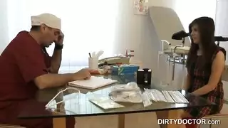 طبيب يتمتع بمشاهدة مريضة تخلع ملابسها لفحص كسها