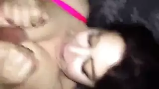 فتاة مصرية تتعرض لجماع قوي بين ثدييها وهي مستلقية