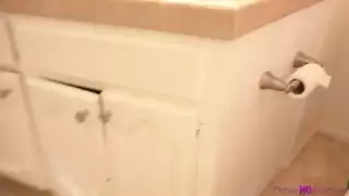 جلسة ناك ساخنة في الحمام تنتهي بقذف على الوجه