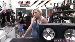 مراهقة هاوية تستمني وتعرض بشرتها الناعمة في فيلم إباحي صريح