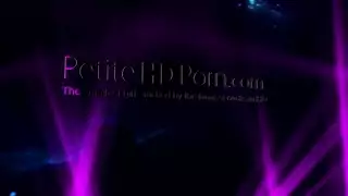 ابنة زوجة الأب المثيرة تأخذ قضيب أبيها بقسوة