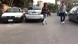 voyeur خارجي: تصوير طيز حجابة مثيرة ترتد أثناء المشي