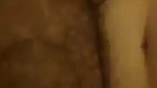 عاهرة ناضجة تقدم كسها الحليق الطازج