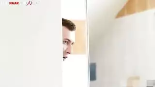 يدخل على الام والبنت وينيكهن في السرير