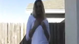 يمارس الزوجان الشقراء الشقراء الجنس العرضي على الشاطئ ، بينما يكونان عريانين تمامًا