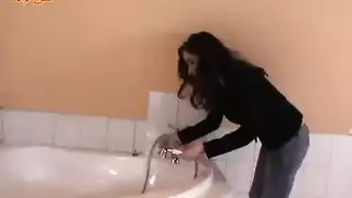 الاخ يجيب صاحبه عشان ينيكو الاخت