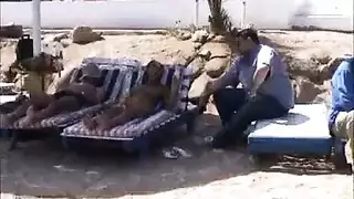 شقراء روسية تكشف عن فرجها وثدييها لممارسة الجنس على الشاطئ