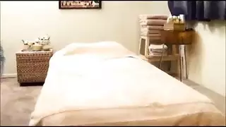 زميل بنتها يتحرش بها على الكنبه ويلهب عنارا وياخذها على السرير وينيكها رومانسي