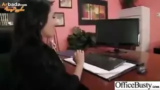 مختبئ تحت مكتبها للحصول على جنس فم سري