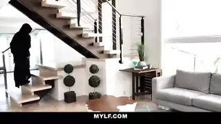 يقذف في ثقبة الطيز